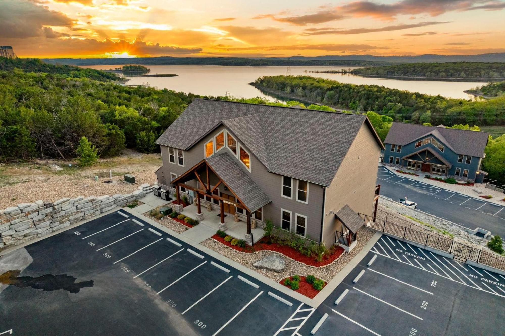 Chateau On The Cove Branson Exterior photo